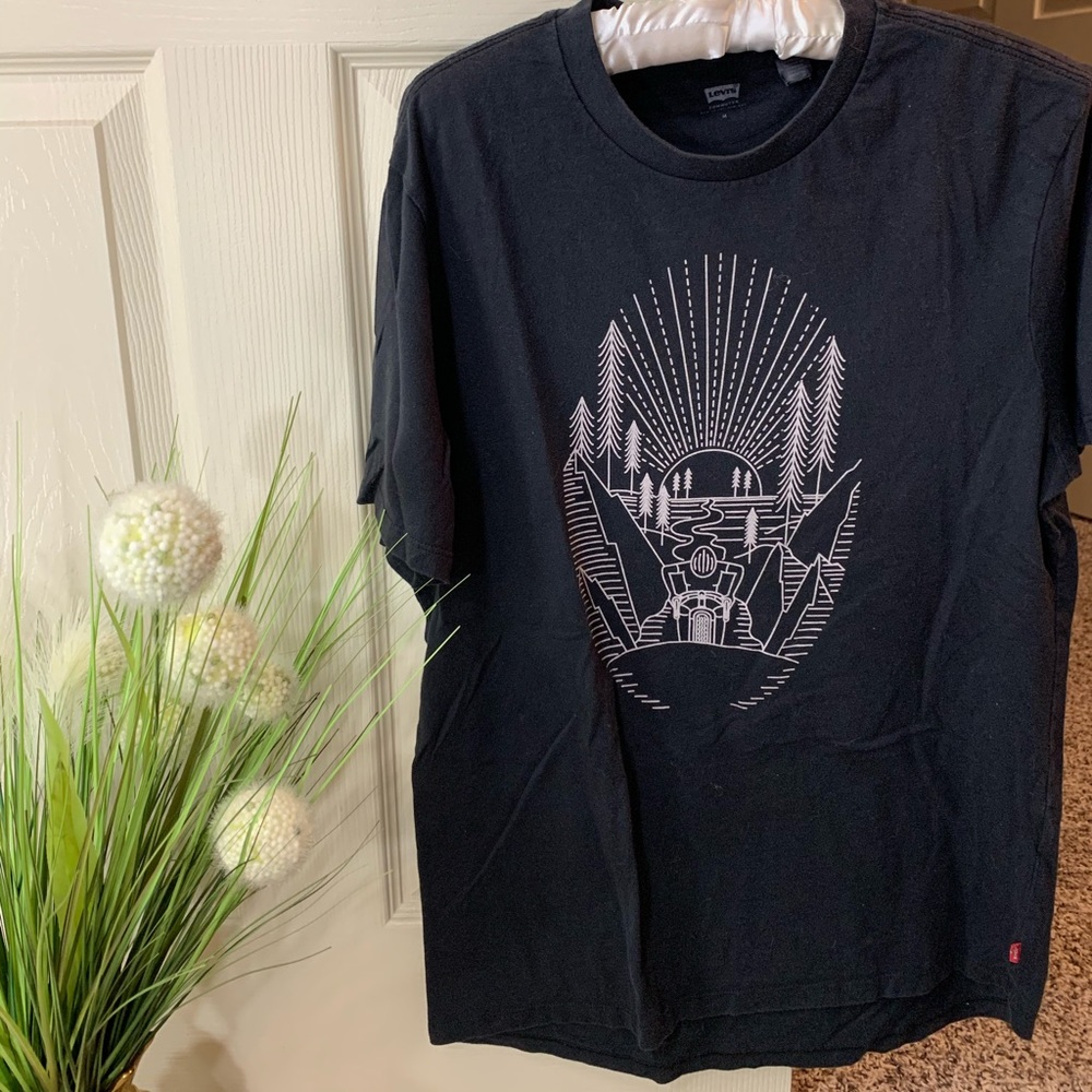 Levi tee